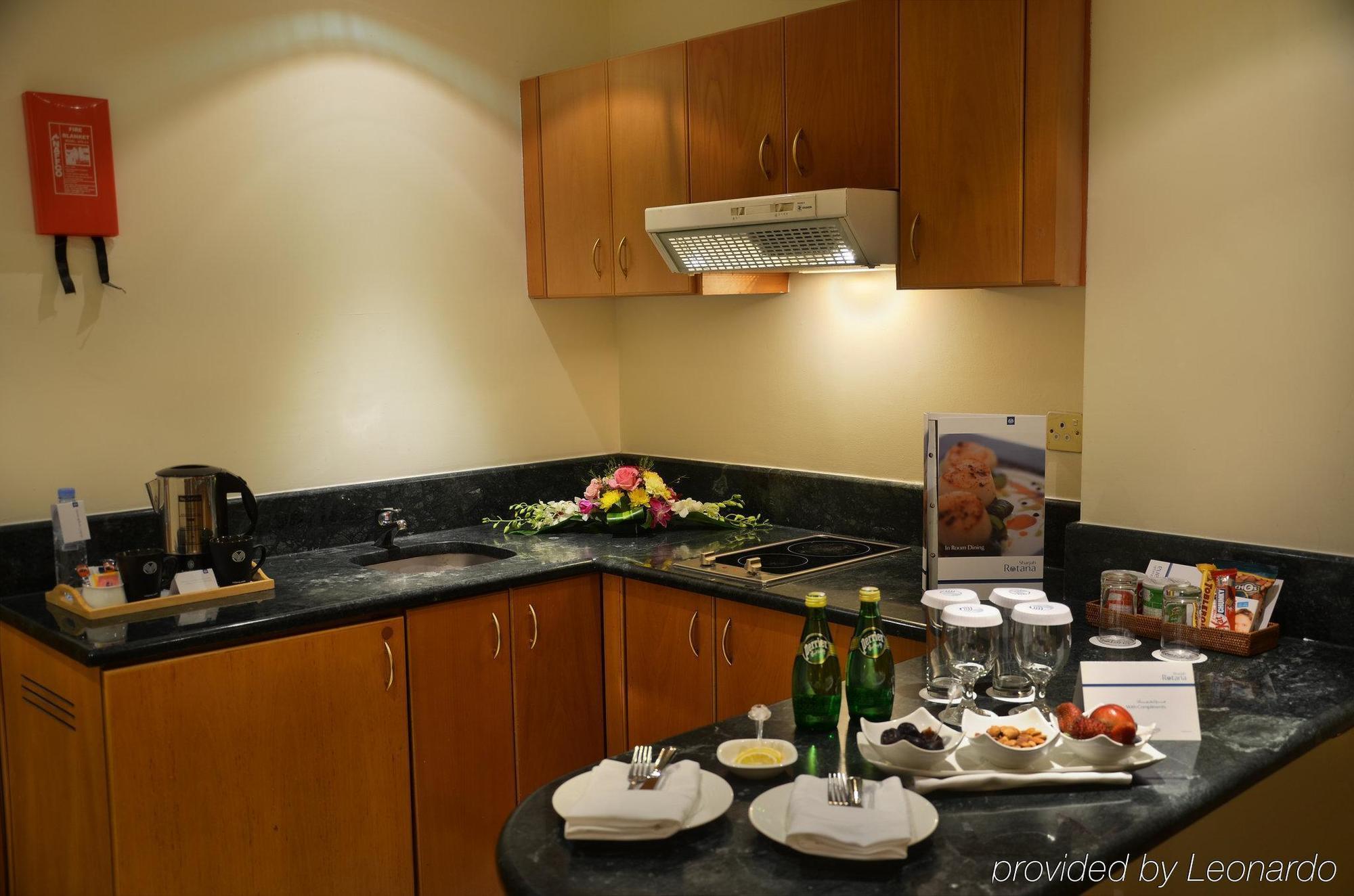 Swiss-Belhotel Schardscha Zimmer foto