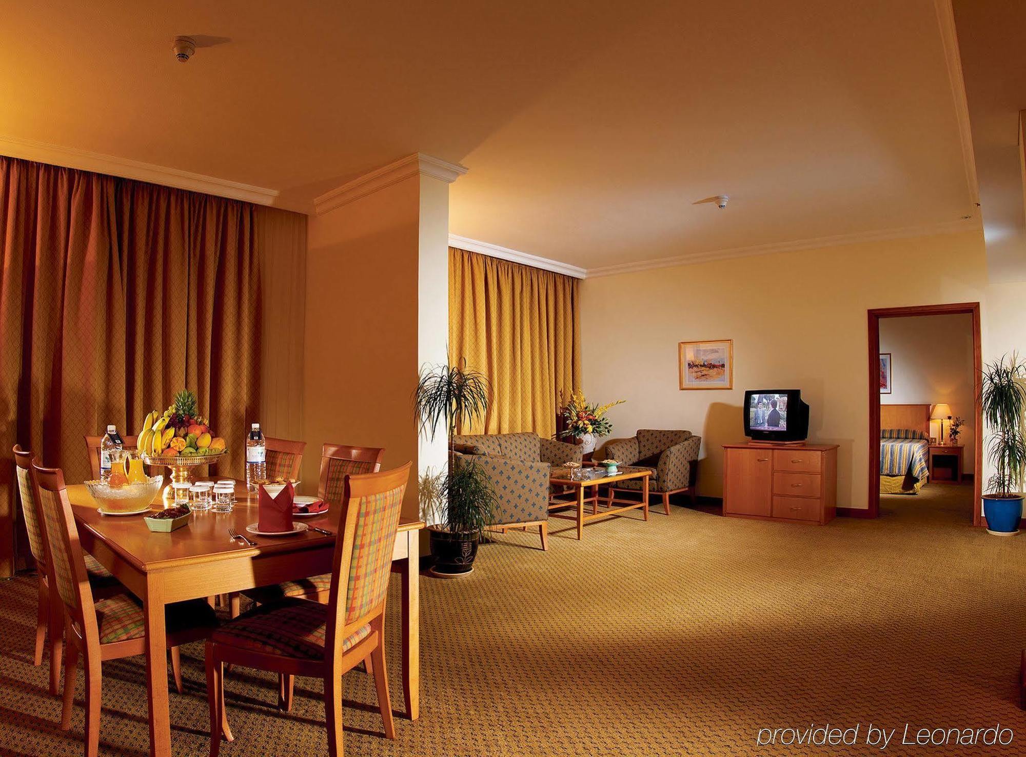 Swiss-Belhotel Schardscha Zimmer foto